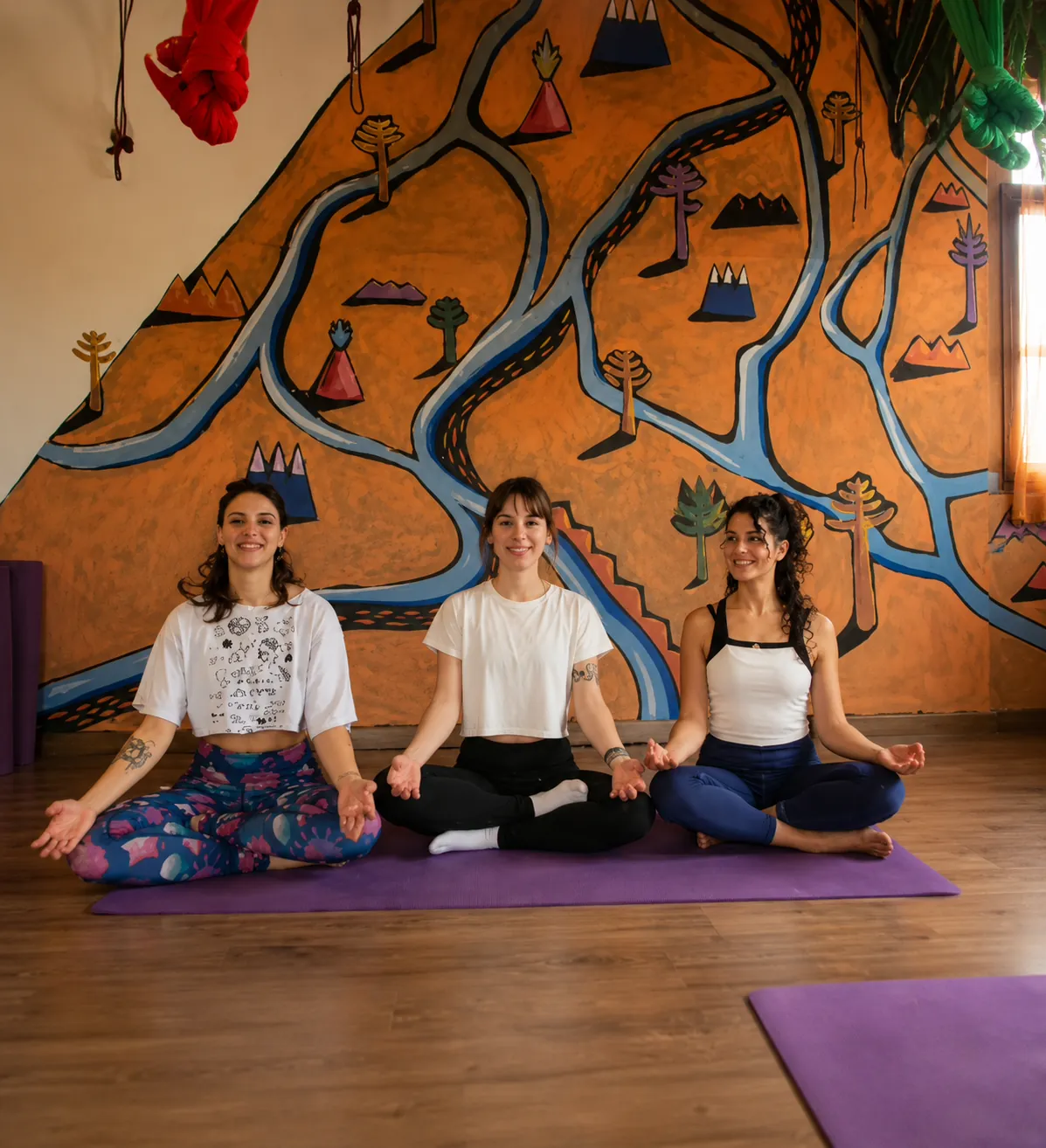 Grupo en meditación dentro del salón de Vuelo